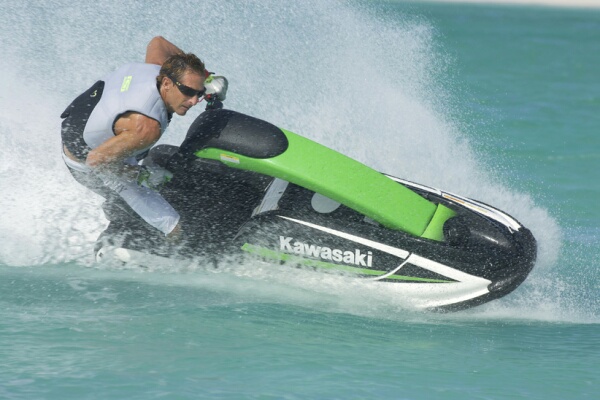 ジェットスキー 水上オートバイ PWC 小型ボート 停泊 停留 水上